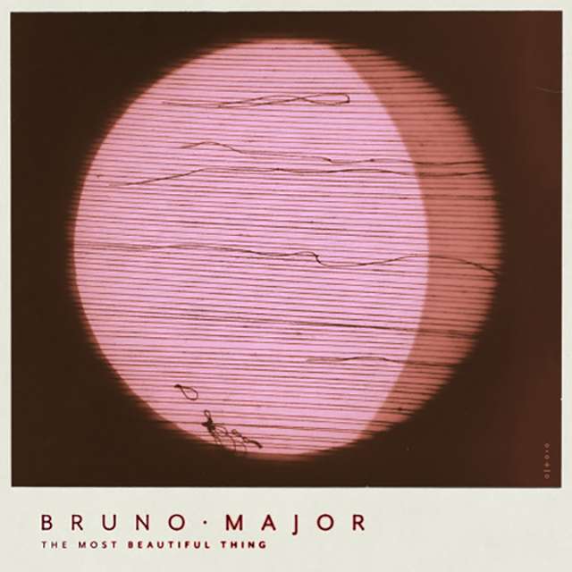 Bruno Major / プロデューサー/ソングライターとしてビリー・アイリッシュのアルバムを手掛ける彼女の兄、フィネアスと共作した新曲「The Most Beautiful Thing」のリリックビデオを公開! 最新作『To Let A Good Thing Die』は6月5日リリース!