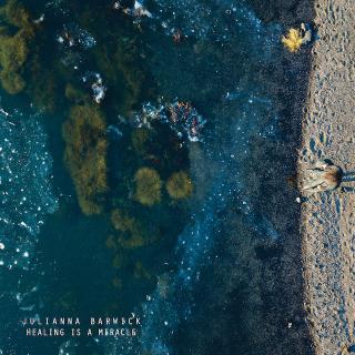 Julianna Barwick / 奇跡の神秘的な歌声で癒しをもたらすアーティスト、ジュリアナ・バーウィックが最新作『Healing Is A Miracle』を〈Ninja Tune〉より7月10日にリリース決定!新曲「Inspirit」のMVを公開。 アルバム参加アーティスト: ヨンシー(シガー・ロス)、ノサッジ・シング、メアリー・ラティモア