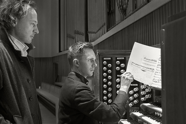 James McVinnie / スクエアプッシャーことトム・ジェンキンソンが作曲し世界屈指のオルガン奏者ジェイムズ・マクヴィニーが奏でる怪作『All Night Chroma』本日リリース!ロンドンの教会で行われたスペシャルコンサートのレポートが公開!