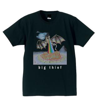 Big Thief / 大盛況のうちに幕を閉じた11/17東京公演のライヴ・レポートを公開!各会場で売り切れ続出のツアーTシャツはオンラインで受注中!