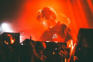 Jamie xx / 満員御礼!ジェイミー・エックス・エックス単独来日公演のライブレポが到着!会場で販売されたツアーグッズの受注予約は受付中。