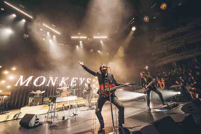 Arctic Monkeys /  War Child UKの支援を目的として12月4日にリリースするライヴ・アルバム『Live At The Royal Albert Hall』より「Arabella」のライヴ映像を公開!