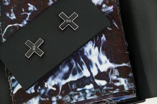 The xx / ザ・エックス・エックス、デビューアルバムリリースから10周年を記念してファッション・デザイナーのラフ・シモンズとのコラボコレクションを12月12日に発売!